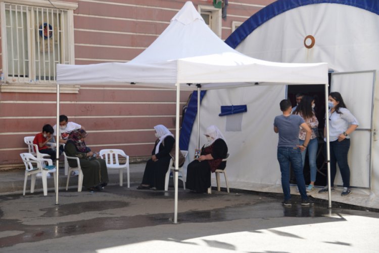 HDP &ouml;n&uuml;ndeki eylemde 322'nci g&uuml;n