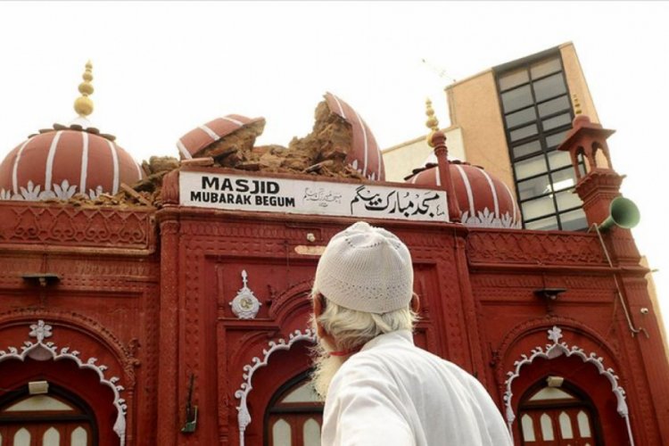 Muson yağmurları Yeni Delhi'deki tarihi camiye zarar verdi