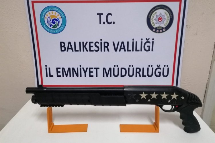 Ayvalık'ta polis 5 silah ele ge&ccedil;irdi