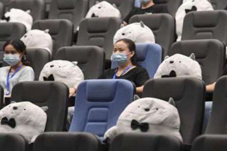 &Ccedil;in'de sinema salonları sosyal mesafeli olarak a&ccedil;ıldı