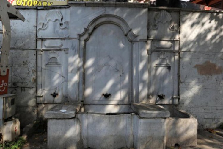 İstanbul'da tarihi &ccedil;eşme yerinden kaldırıldı