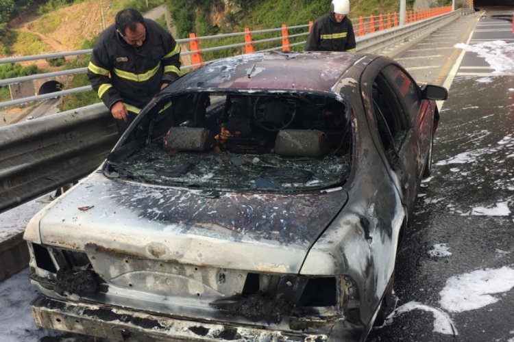 Seyir halindeki otomobil alev aldı