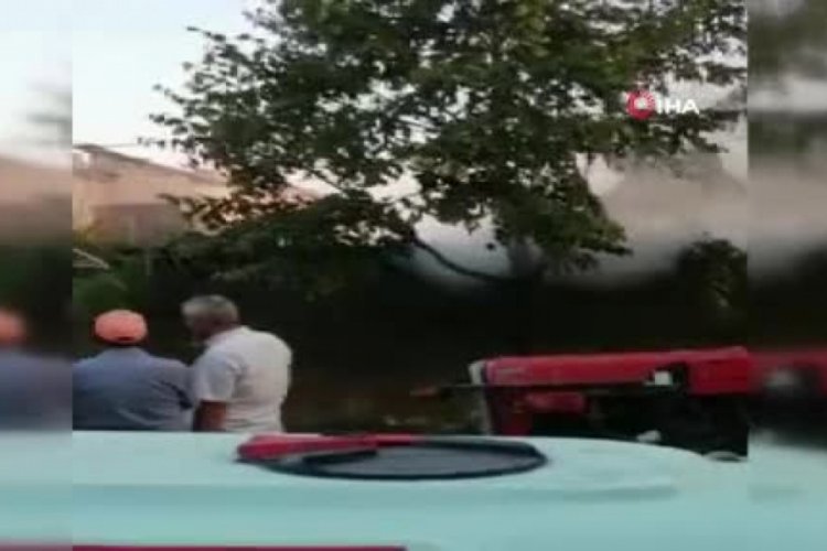 Bursa'da samanlıkta &ccedil;ıkan yangın k&ouml;yl&uuml;ler sayesinde evlere sı&ccedil;ramadan s&ouml;nd&uuml;r&uuml;ld&uuml;