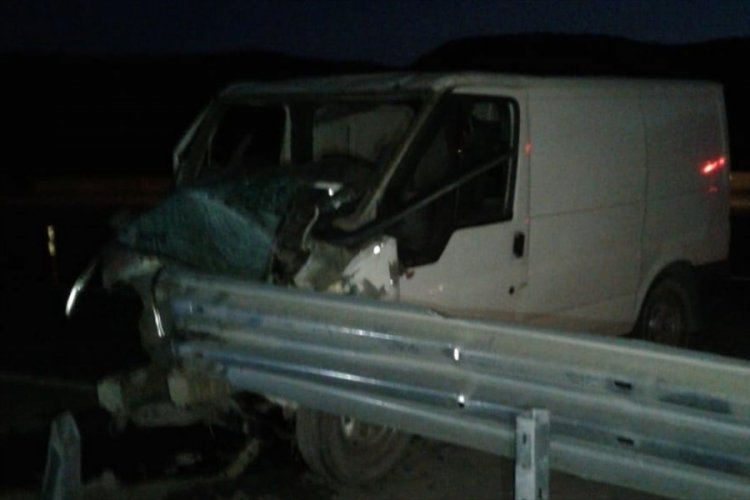 Otomobil bariyerlere &ccedil;arptı: 1 &ouml;l&uuml;, 1 yaralı