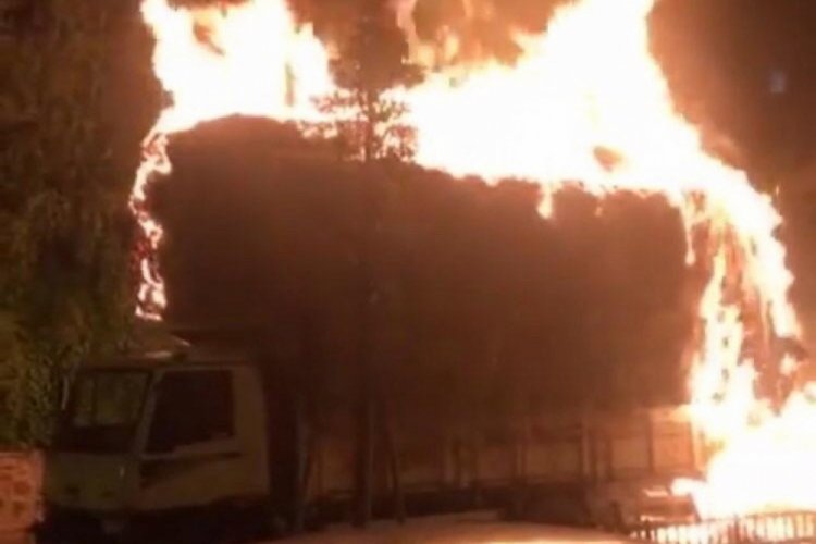 Park halindeki saman y&uuml;kl&uuml; kamyon alev alev yandı