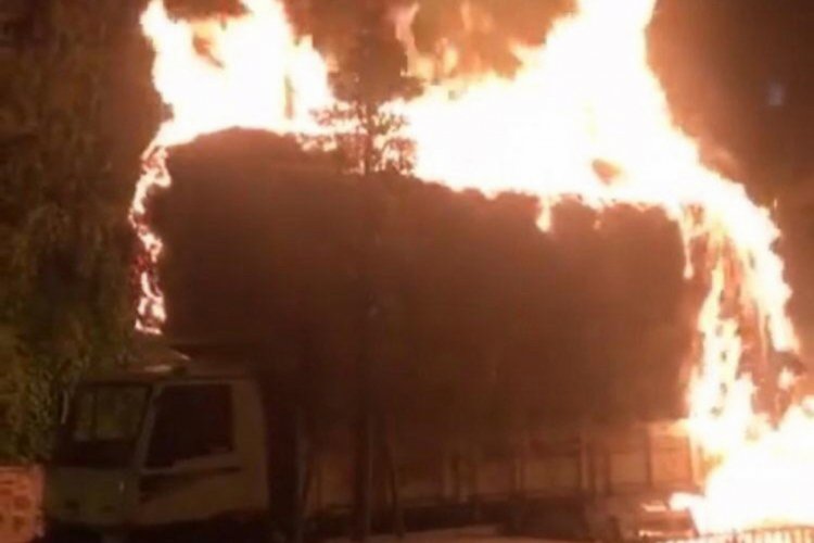 Saman y&uuml;kl&uuml; kamyon alev alev yandı
