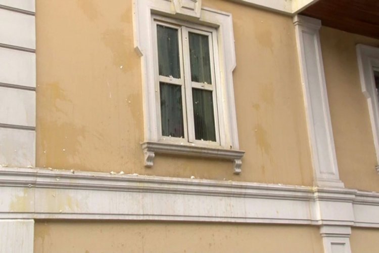 Pazarcılar, belediyeyi yumurta yağmuruna tuttu