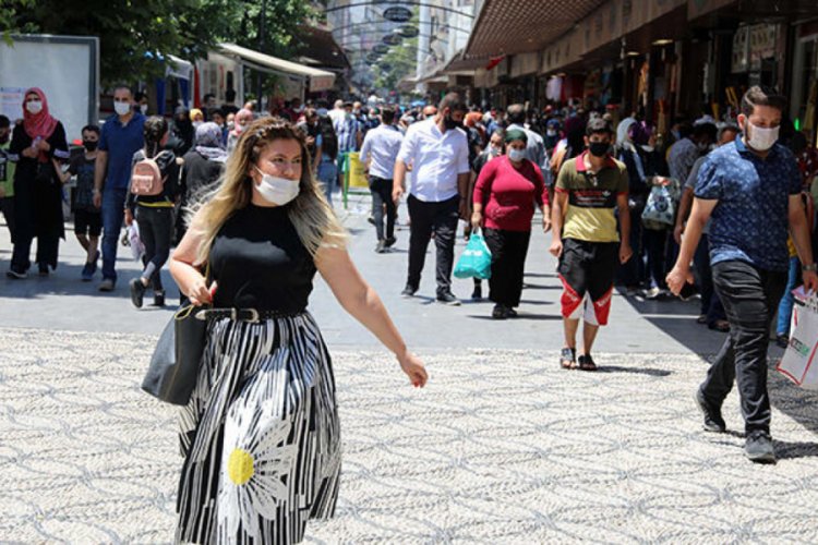 Vaka sayısının arttığı Gaziantep'te &ccedil;arşılar dolup taştı