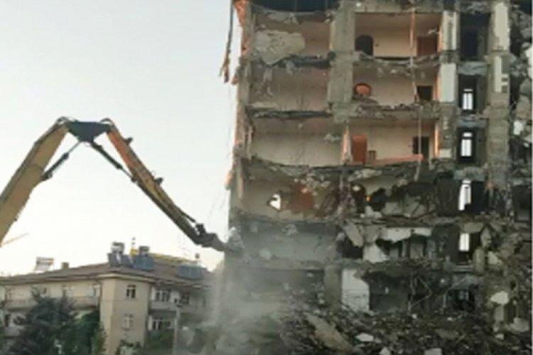 Depremden hasar g&ouml;ren bina yıkıldı