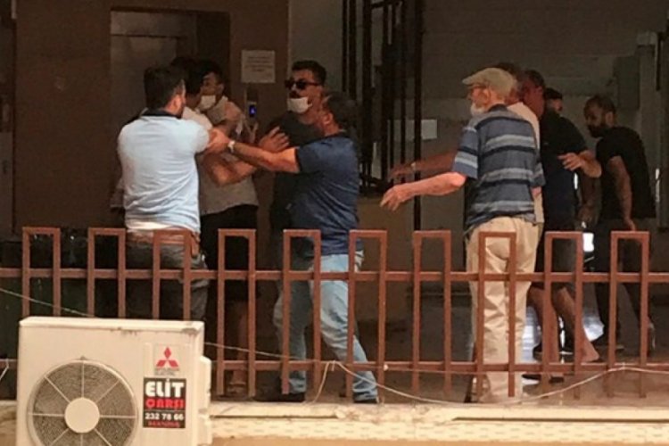 Noter &ccedil;ıkışında tekmeli yumruklu kavga