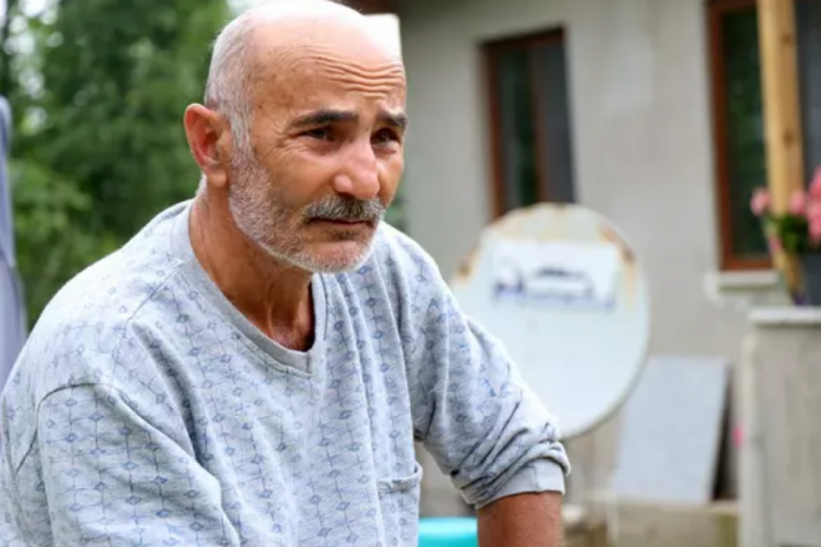 Bir kovan arı saldırdı, başından 150 iğne &ccedil;ıkarıldı!