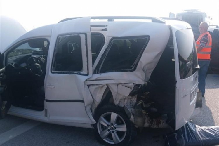 Lastiği değiştirilen araca hafif ticari ara&ccedil; &ccedil;arptı: 1 &ouml;l&uuml;, 3 yaralı