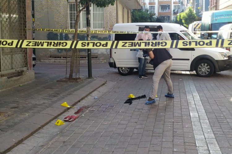 Yaşları k&uuml;&ccedil;&uuml;k iki kişi sokak ortasında vuruldu