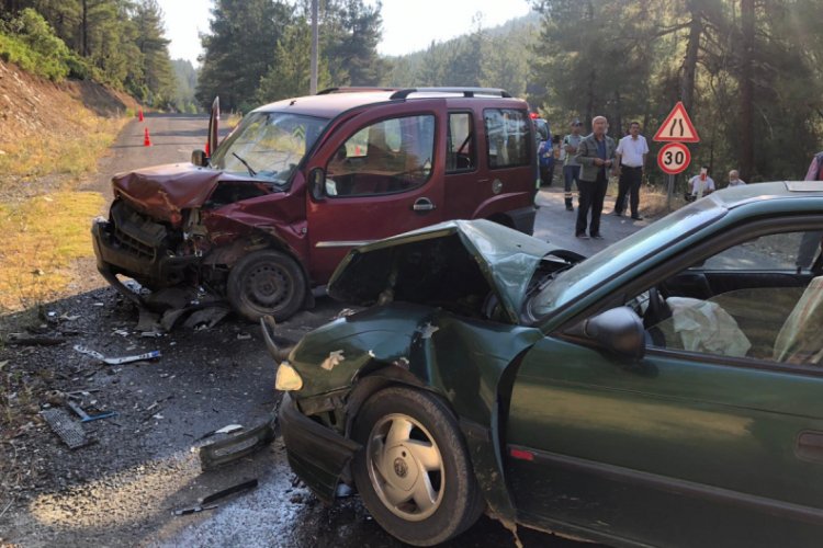 Bursa'da hafif ticari araç ile otomobil çarpıştı: 4 yaralı
