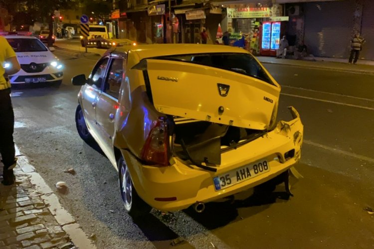 Otomobil ile &ccedil;arpışan motosikletteki 1'i polis 2 kişi yaralandı