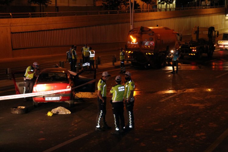 Otomobil yol temizleme aracına &ccedil;arptı: 2 &ouml;l&uuml;, 1'i &ccedil;ocuk 3 yaralı