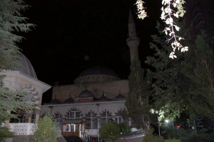 Minareye &ccedil;ıkan gen&ccedil; kendini boşluğa bıraktı!
