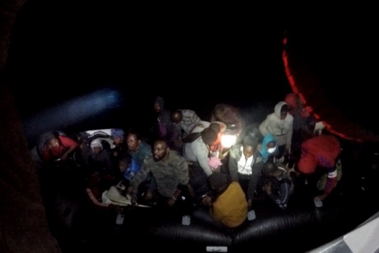 Yunanistan'ın &ouml;l&uuml;me terk ettiği 31 ka&ccedil;ak g&ouml;&ccedil;men kurtarıldı