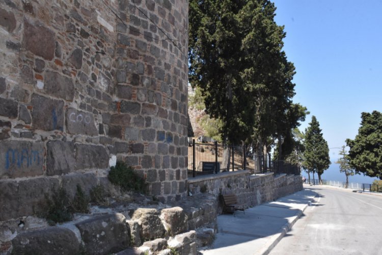 Kadifekale'nin surları yazı tahtasına d&ouml;nd&uuml;