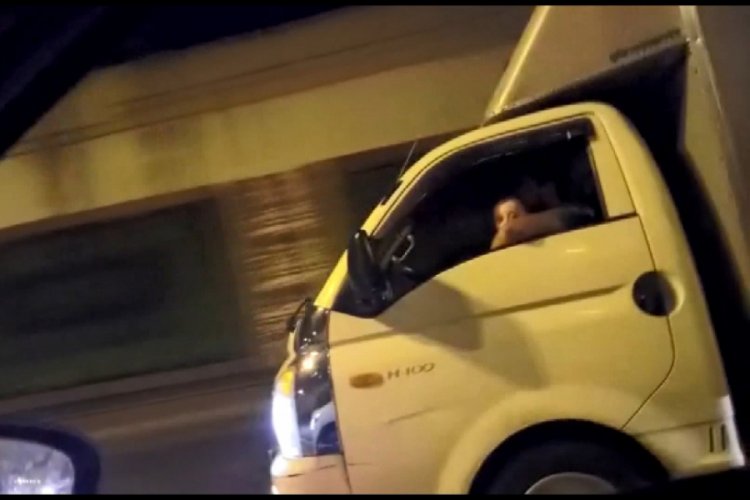 Kucağında &ccedil;ocukla kamyonet kullandı