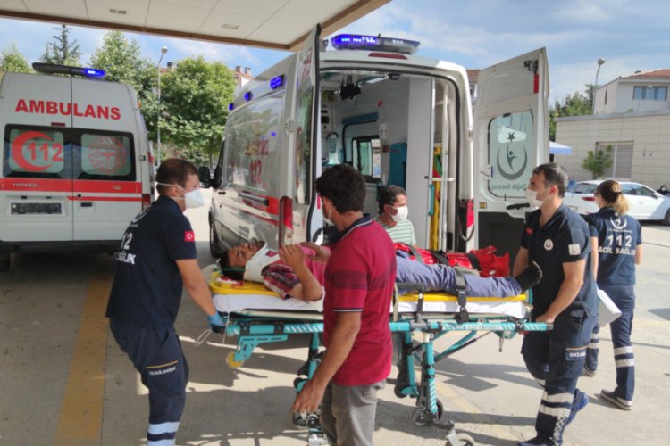 Bursa'da inşaatın &ccedil;atısından d&uuml;şen iş&ccedil;i, yaralandı