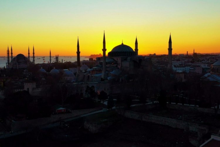 Ayasofya'da g&uuml;n batımı  eşsiz g&ouml;r&uuml;nt&uuml;ler oluşturdu