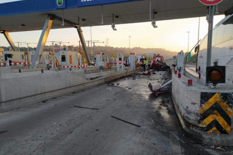 Gişe bariyerlerine &ccedil;arpan otomobilin s&uuml;r&uuml;c&uuml;s&uuml; uzman &ccedil;avuş &ouml;ld&uuml;