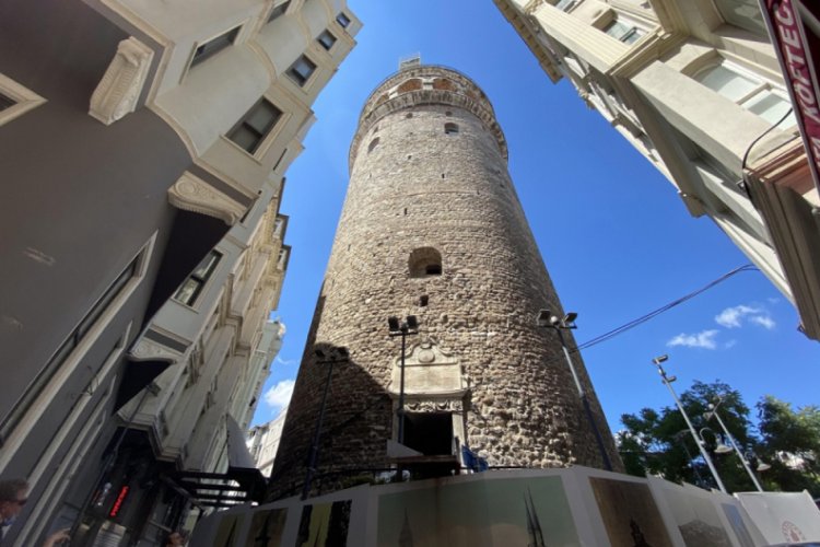 Ebabil kuşları i&ccedil;in Galata Kulesi'nin etrafındaki iskele demirleri s&ouml;k&uuml;ld&uuml;