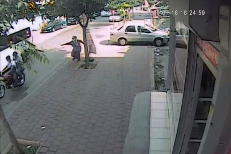 Yaşlı kadın, oğlunun d&uuml;ğ&uuml;n parasını kapka&ccedil;&ccedil;ılara kaptırdı