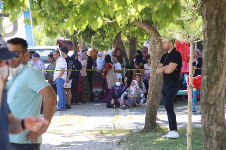 Sokak ortasında yeğenini &ouml;ld&uuml;rd&uuml;
