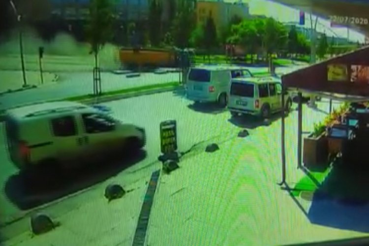 Hafriyat kamyonu caddeyi savaş alanına &ccedil;evirdi