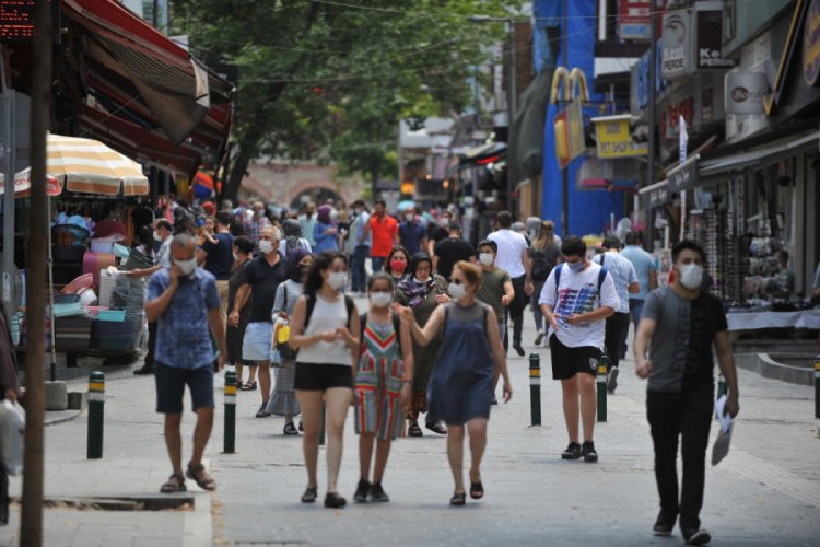 Bursa'da vaka artışına rağmen maske ve sosyal mesafe yine unutuldu