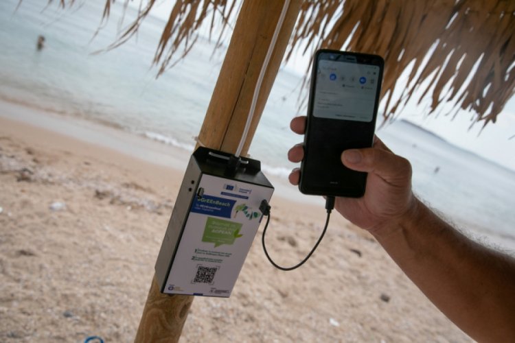 Atina plajlarında g&uuml;neş enerjili telefon şarj şemsiyelerine ilgi b&uuml;y&uuml;k