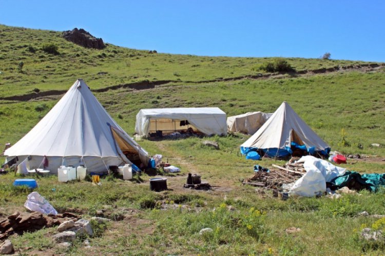 G&ouml;&ccedil;erler zor koşullara rağmen hayata tutunmaya &ccedil;alışıyorlar