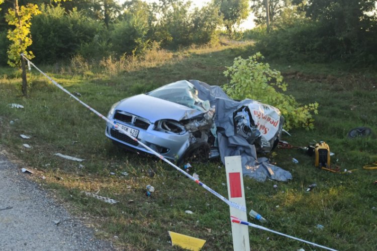 Kamyonla &ccedil;arpışan otomobildeki 5 kişi &ouml;ld&uuml;