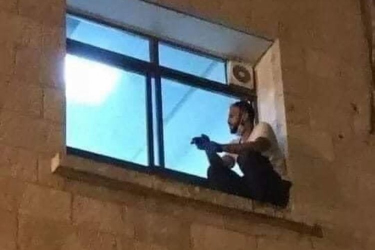 Kovid-19'a yakalanan annesi i&ccedil;in hastane duvarına tırmanan gen&ccedil;, sosyal medyayı ağlattı