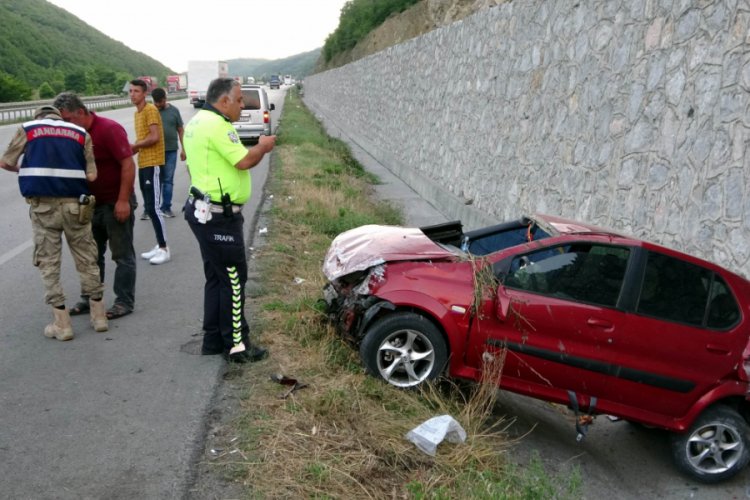 Otomobil istinat duvarına &ccedil;arptı: 3 yaralı