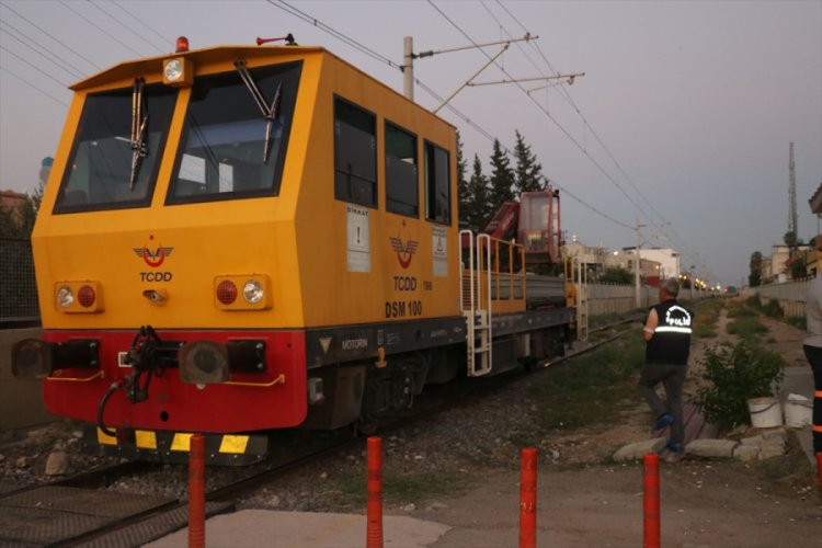 Demir yolu iş otosunun &ccedil;arptığı kişi ağır yaralandı