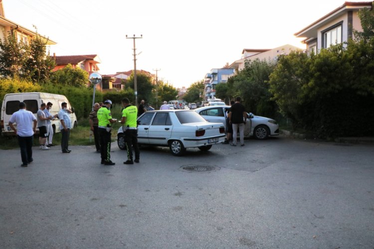 2 otomobil &ccedil;arpıştı: 5 yaralı