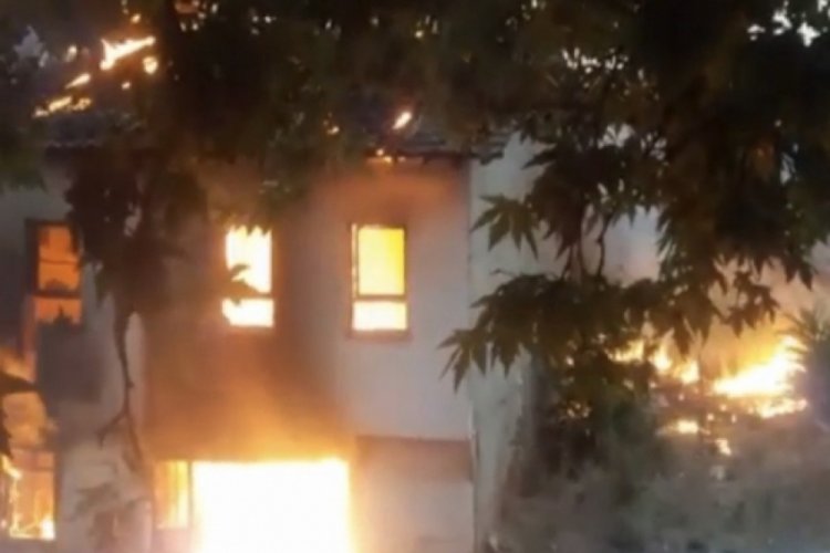 Bursa'da iki katlı bina alevler i&ccedil;inde kaldı