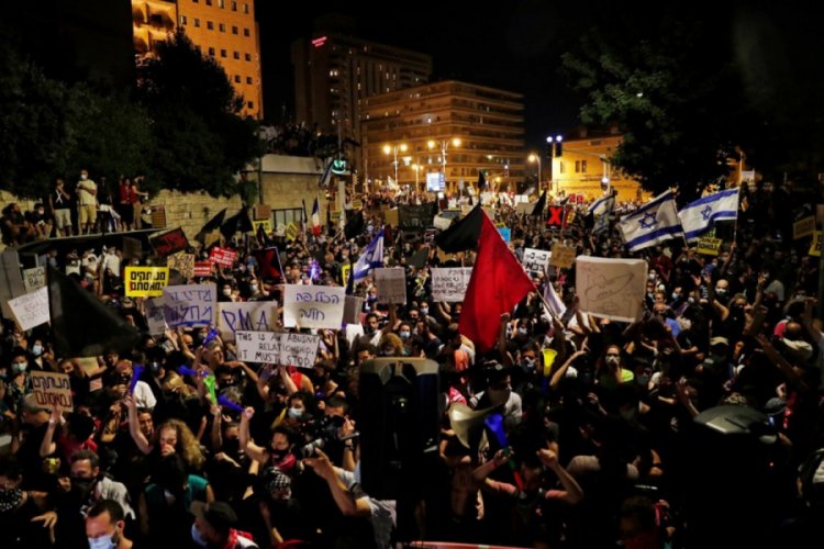 İsrail'de binlerce kişi Başbakan Netanyahu'yu protesto etti