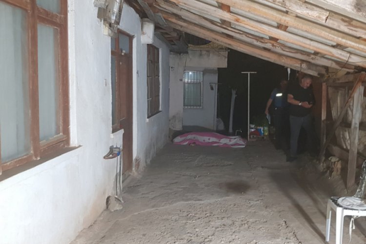 Evinin balkonundan d&uuml;şen kişi &ouml;ld&uuml;