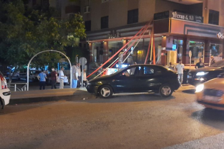 Alkoll&uuml; s&uuml;r&uuml;c&uuml; hızını alamayıp kaldırıma &ccedil;arptı