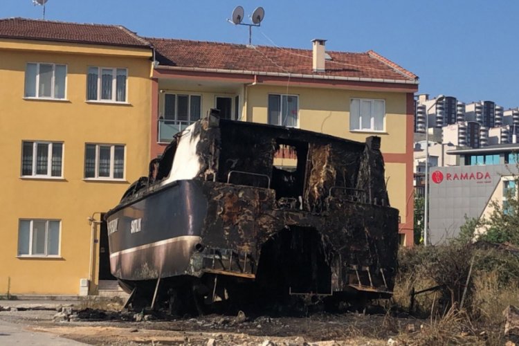 Bursa Gemlik'de l&uuml;ks yat alev alev yandı