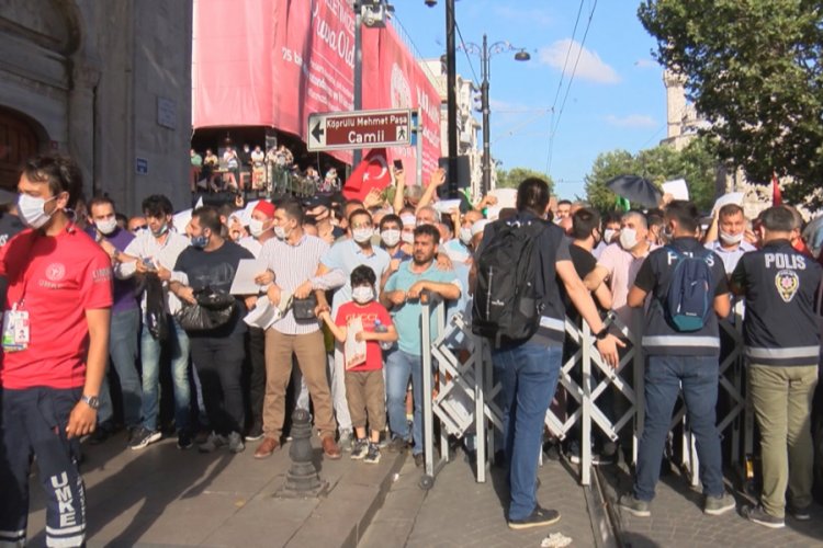 Polis bariyerini aşan kalabalık Ayasofya Camii'ne doğru koştu
