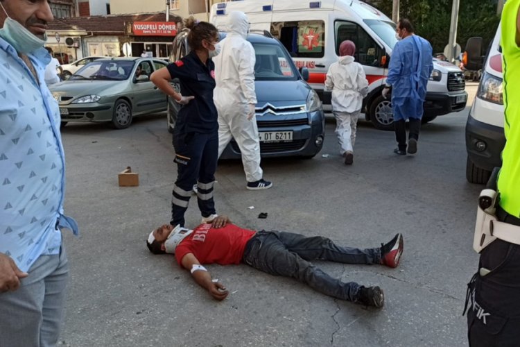 Bursa'da otomobil ile &ccedil;arpışan motosikletin s&uuml;r&uuml;c&uuml;s&uuml; yaralandı