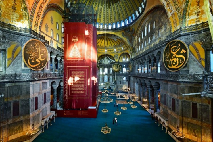 A&ccedil;ılışa saatler kala Ayasoyfa Camii i&ccedil;erisinden fotoğraf karesi