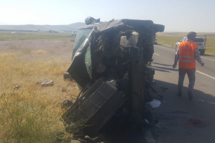 Ağrı'da minib&uuml;s devrildi: 3 &ccedil;ocuk &ouml;ld&uuml;, 6 kişi yaralı