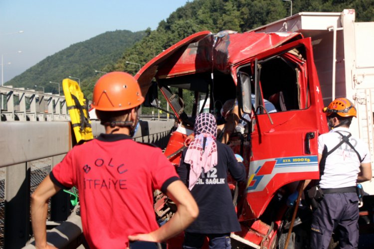 TIR'a &ccedil;arpan kamyonun şof&ouml;r&uuml; ağır yaralandı