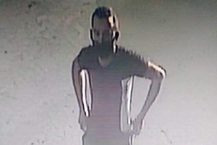 Elinde bı&ccedil;akla sokak ortasında cinsel saldırı